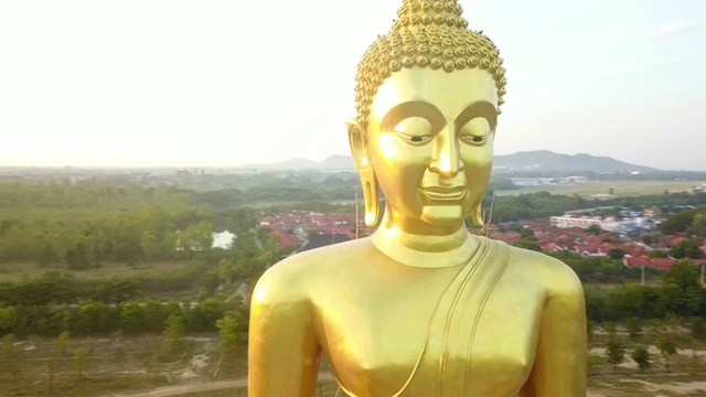 泰国乡村，日出时的大金佛鸟瞰图视频素材