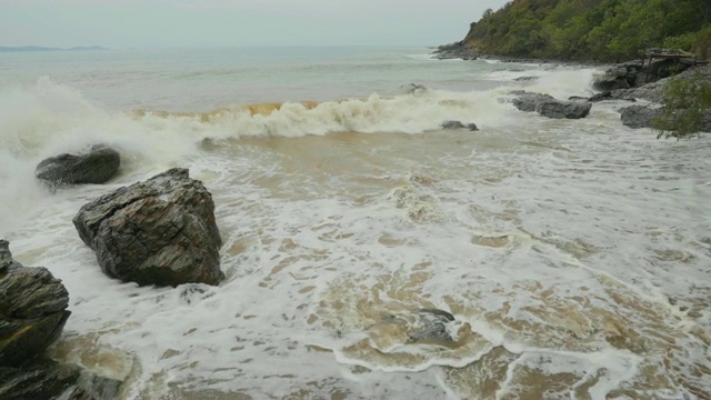 泰国罗永省木谷国家公园Khao Laem Ya用石头摇拍海浪视频素材