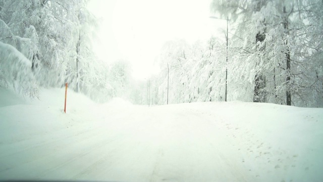 开车穿过雪山视频素材