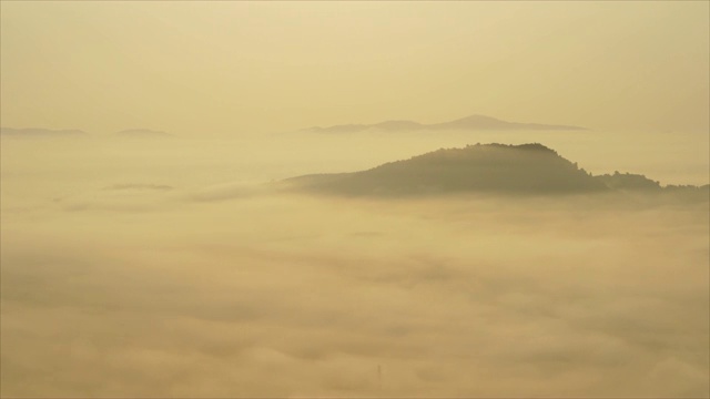 时光流逝，日出和山上的雾。视频素材