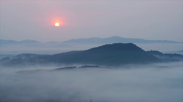 时光流逝，日出和山上的雾。视频素材