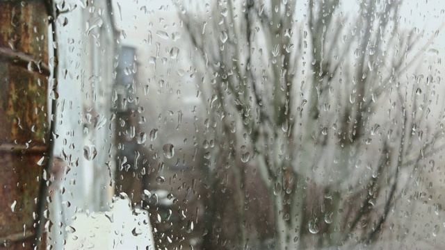 雨点打在窗玻璃上视频素材