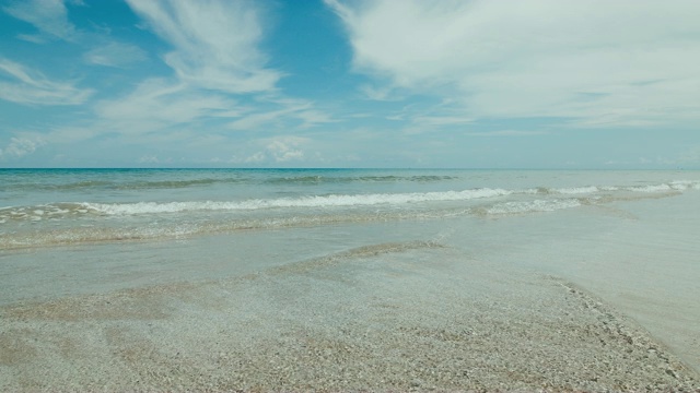 清新和阳光明媚的泰国热带海景海滩，海浪冲击着沙滩，4K Dci分辨率视频素材