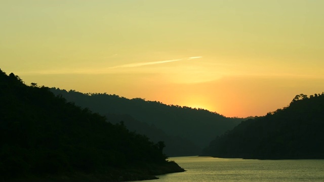 日出后山上河视频素材