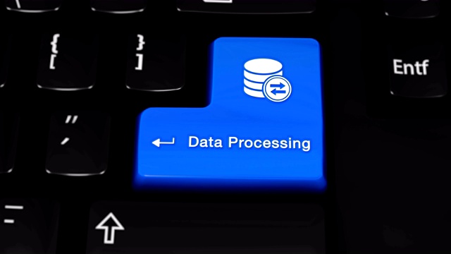 计算机键盘按钮上的数据处理旋转运动。视频素材