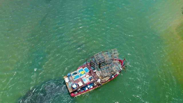 鸟瞰图渔船航行在透明的河流，卡斯卡夫，巴西。视频素材