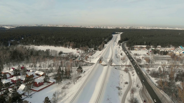 鸟瞰图的道路在冬季景观视频素材