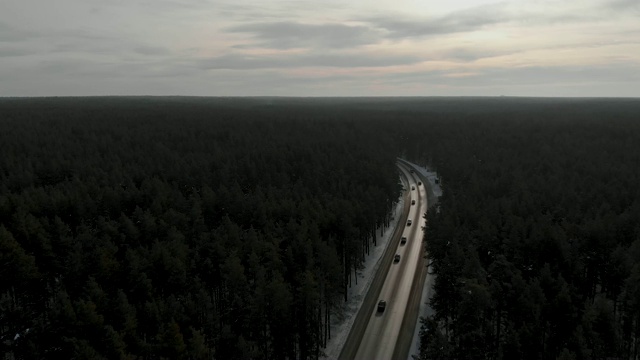 鸟瞰图的道路在冬季景观视频素材