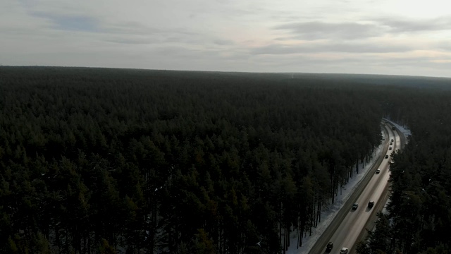 鸟瞰图的道路在冬季景观视频素材