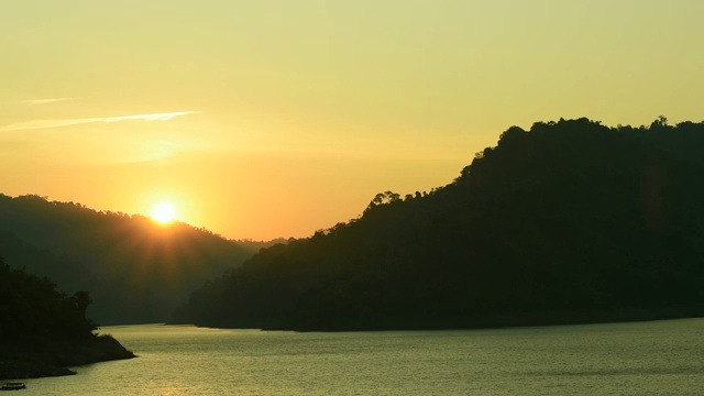 日出后山上河视频素材