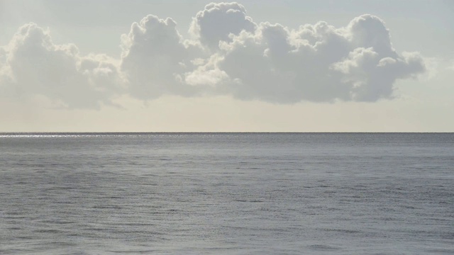 在波光粼粼的海面上，天上有云视频素材