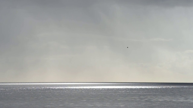 在平静的海面上视频素材