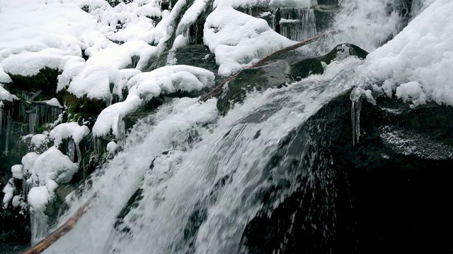 冬季山区河流湍急视频素材