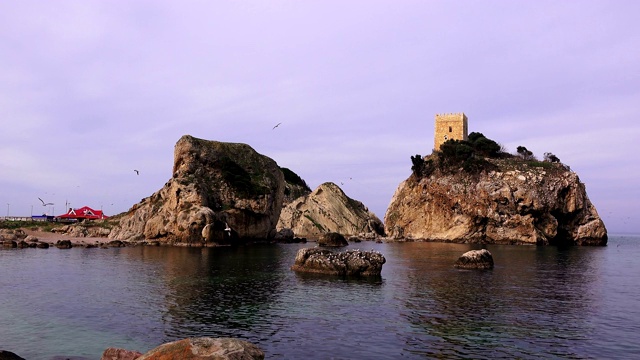 黑海上岩石岛屿的美丽景色视频素材