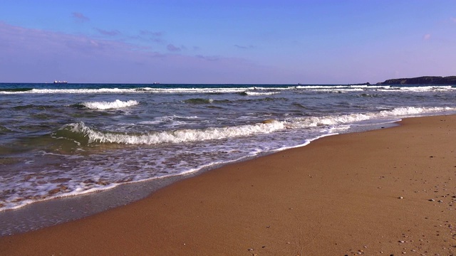 美丽的沙滩和波涛汹涌的大海视频素材