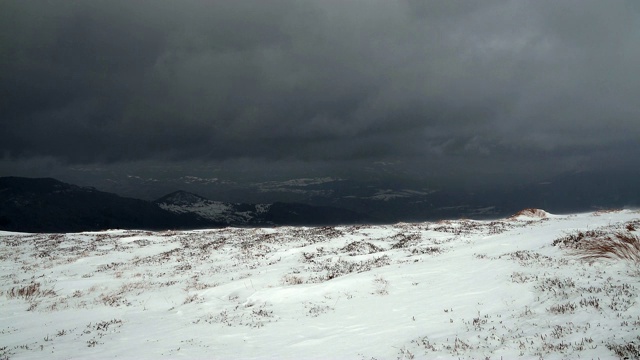 冬天山上有暴风雪视频素材