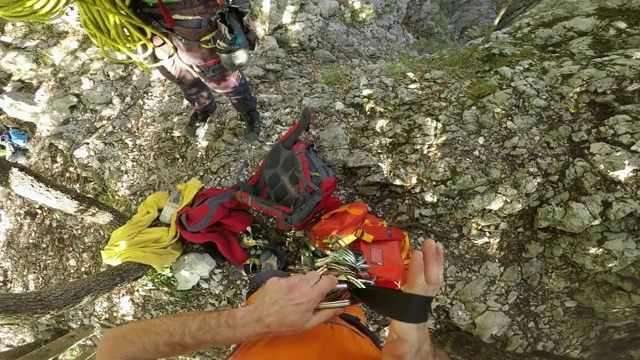 登山运动员的教练穿上安全装备视频素材