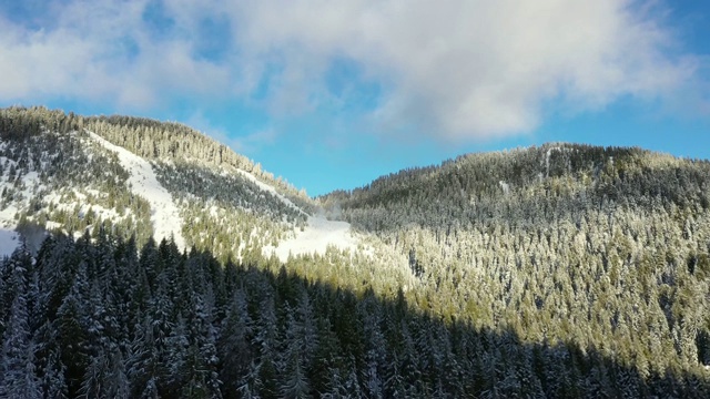 日落时滑雪山的Arial视图视频下载