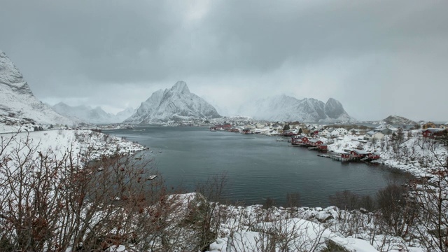 在罗浮敦群岛海岸线上的山脉上吹着暴风雪的时间流逝视频素材