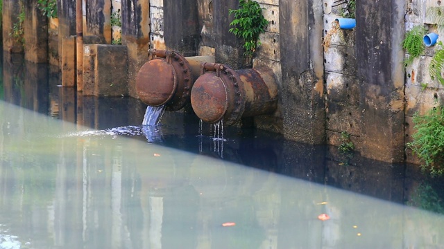 混浊水流出管视频素材