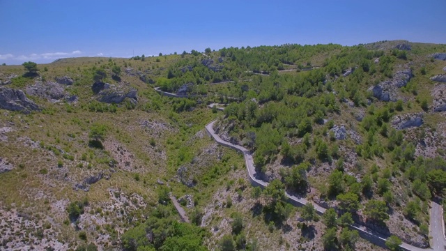 鸟瞰图的山脉与蜿蜒的道路附近的埃尔米塔德贝特伦山Artà (Serra Artana或Massís d'Artà)的巴利阿里群岛马略卡/西班牙视频素材