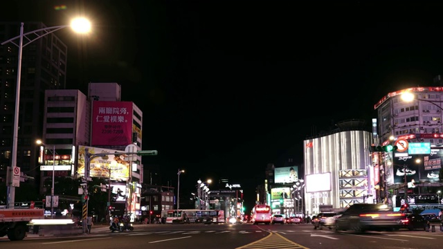 台北市西门区夜间交通时间流逝视频素材