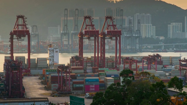 (向下倾斜)香港商业货柜港口白天的延时图。视频素材