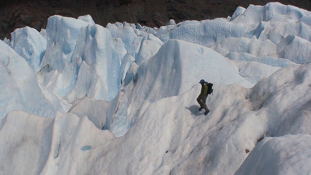 登山者下山冰川HD视频素材