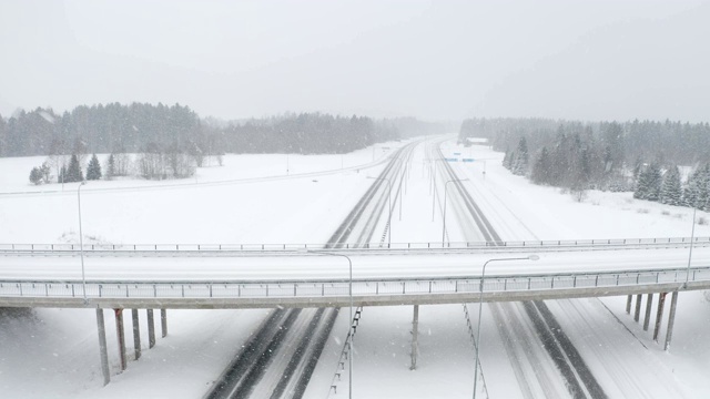 一架无人机在城市上空拍摄下了雨雪视频素材