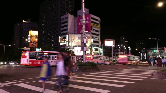 台北市西门区夜间交通时间流逝视频素材