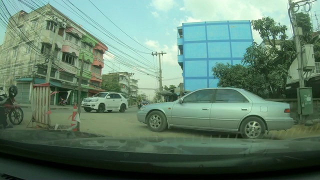 在泰国的道路上行驶的一辆延时汽车视频素材