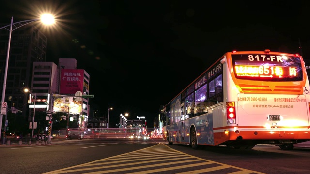 台北市西门区夜间交通时间流逝视频素材