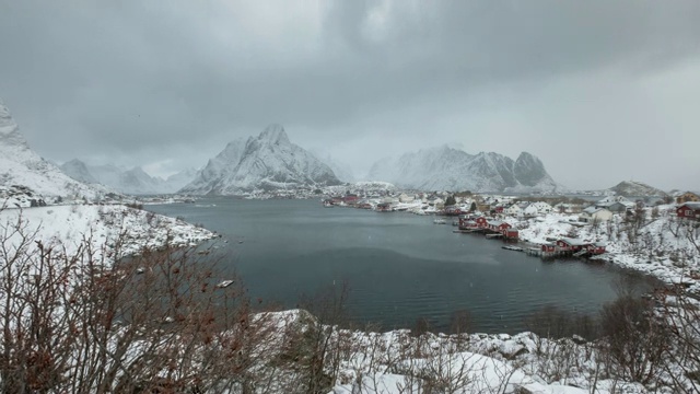 在罗浮敦群岛海岸线上的山脉上吹着暴风雪的时间流逝视频素材