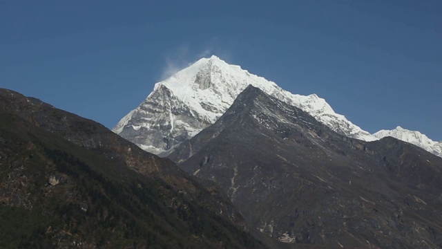 尼泊尔喜马拉雅山上的雪峰视频素材