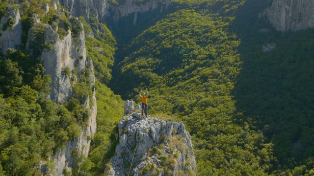 世界之巅的男人视频素材