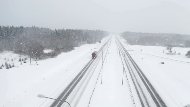 空中无人机的城市与雨雪视频素材