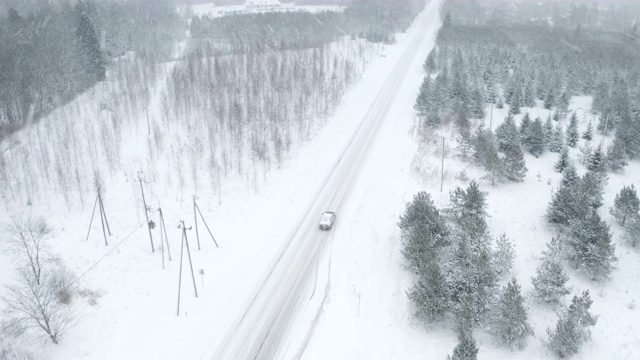 从空中俯瞰，一些汽车在厚厚的积雪上行驶视频素材