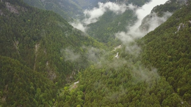 奥林匹斯山国家公园的空中移动云倾斜视频素材