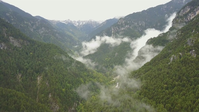 奥林匹斯山国家公园从左到右的空中跟踪视频素材