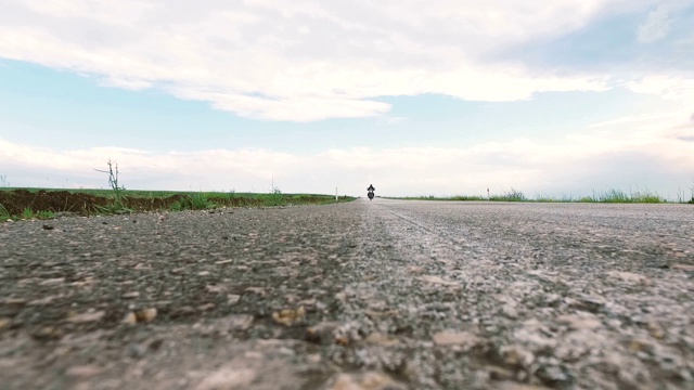 路上骑摩托车的男人视频素材