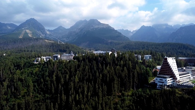 夏季鸟瞰图Strbske Pleso度假村在高塔特拉斯山，斯洛伐克。视频素材