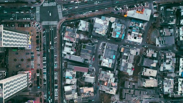 空中飞过屋顶，城市景观视频素材