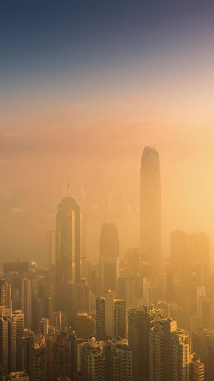 (垂直)日出时的香港摩天大楼和城市景观。视频素材