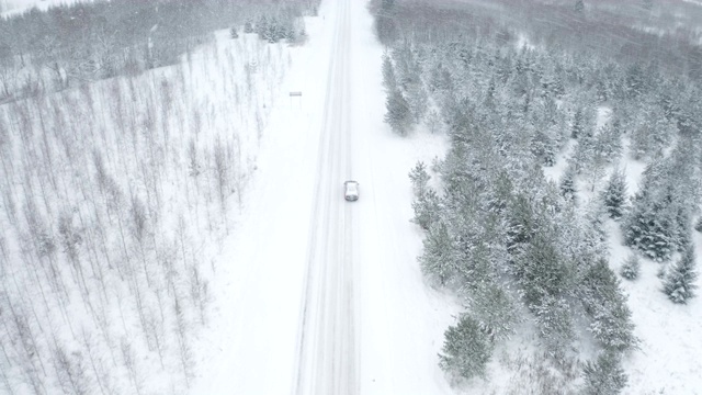 无人机拍下了公路上厚厚的白雪视频素材