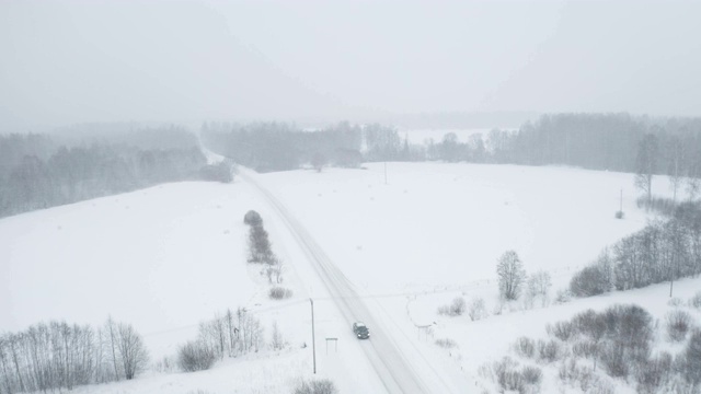 这片覆盖着厚厚的白雪的地区的鸟瞰图视频素材