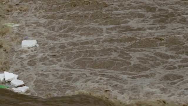 雨后的洪水，携带着垃圾视频素材