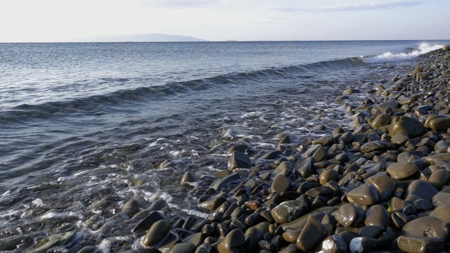 海浪撞击岩石海岸，慢镜头视频素材