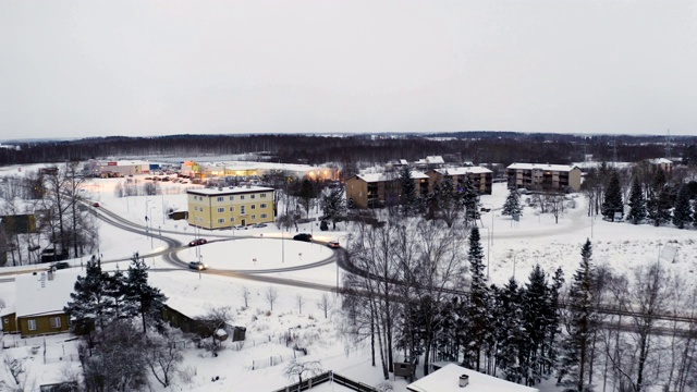 在爱沙尼亚的Rakvere，汽车在环形公路上行驶视频素材