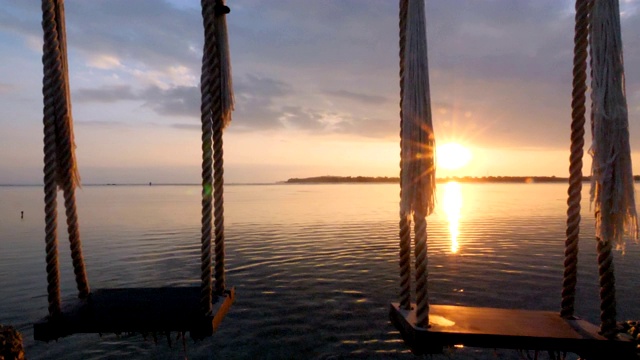 巴厘岛Gili Trawangan岛海滩上美丽的日落，空荡荡的秋千视频素材