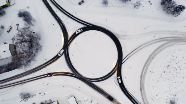 爱沙尼亚Rakvere的环岛公路鸟瞰图视频素材